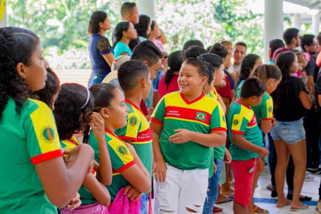 BARCARENA: ALUNOS RIBEIRINHOS COMEMORAM INAUGURAÇÃO DE NOVA ESCOLA NA ILHA DAS ONÇAS