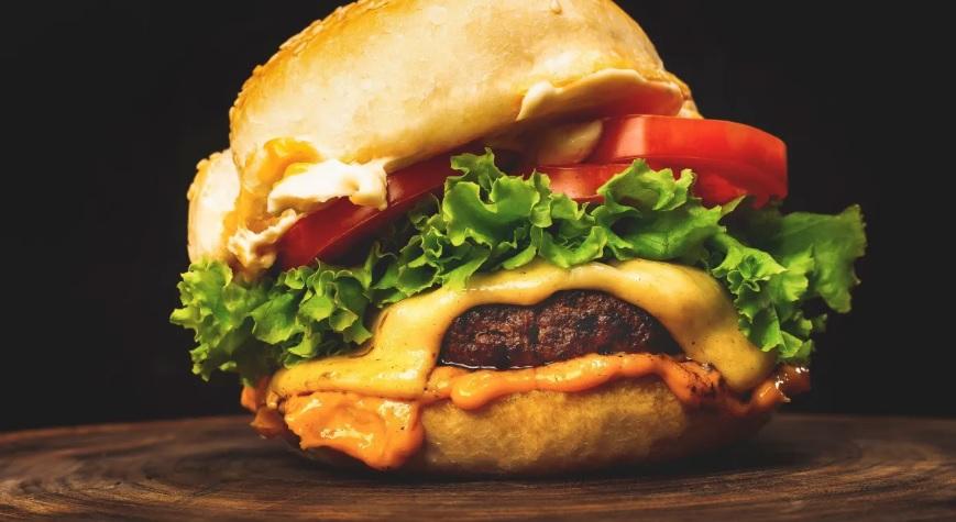 Rede de fast food é condenada pelo TST por obrigar empregado a alterar validade de seus produtos