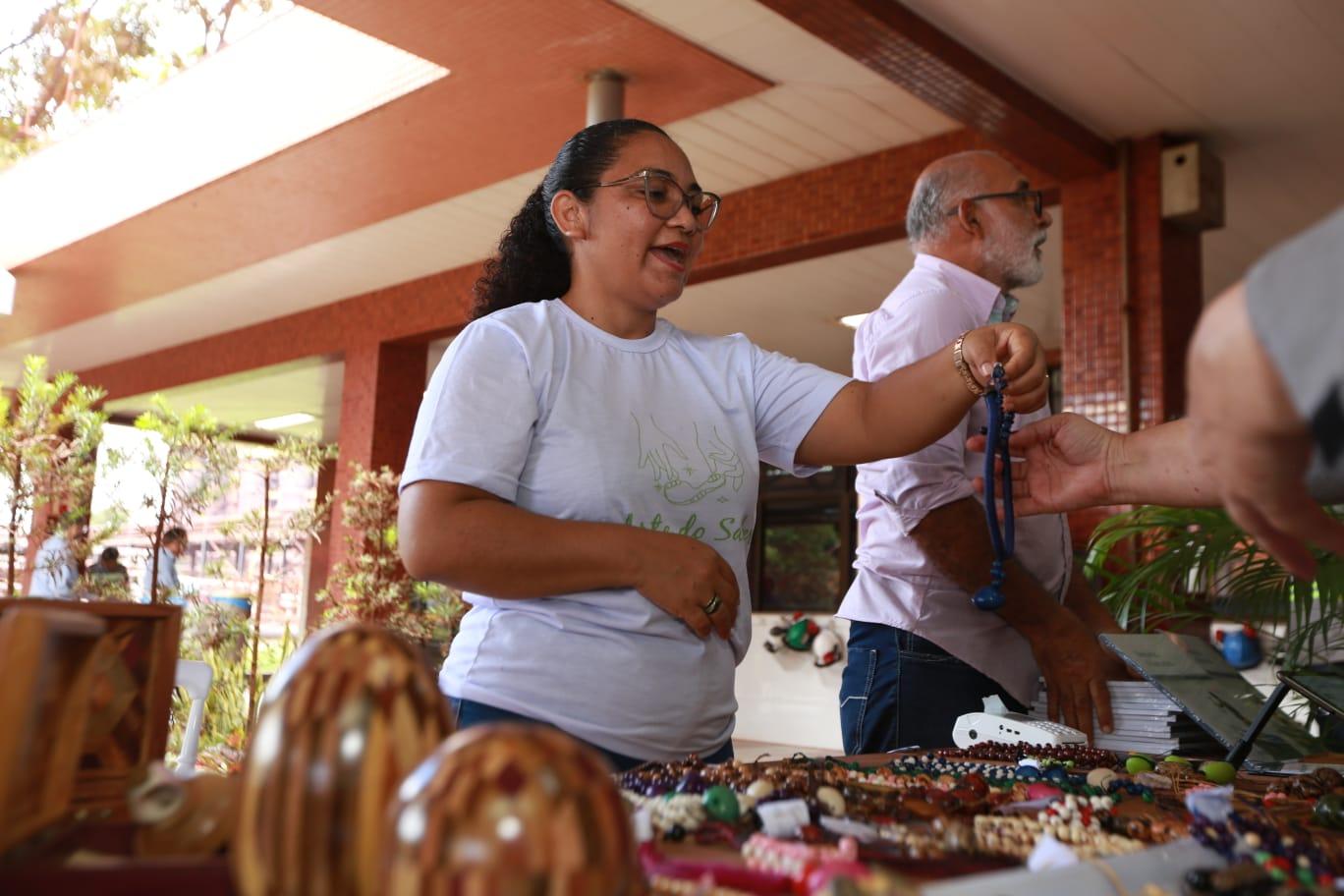 Hydro - Matéria-prima da Amazônia gera renda com produção de biojoias
