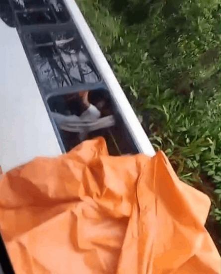 Ônibus escolar cai em igarapé e fere estudantes em Abaetetuba