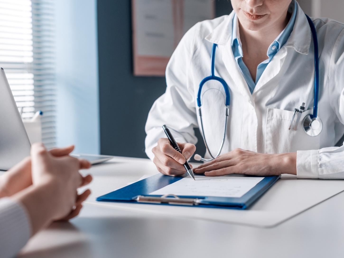 Homem que atirou papéis em médica na UPA no Pará é condenado por injúria