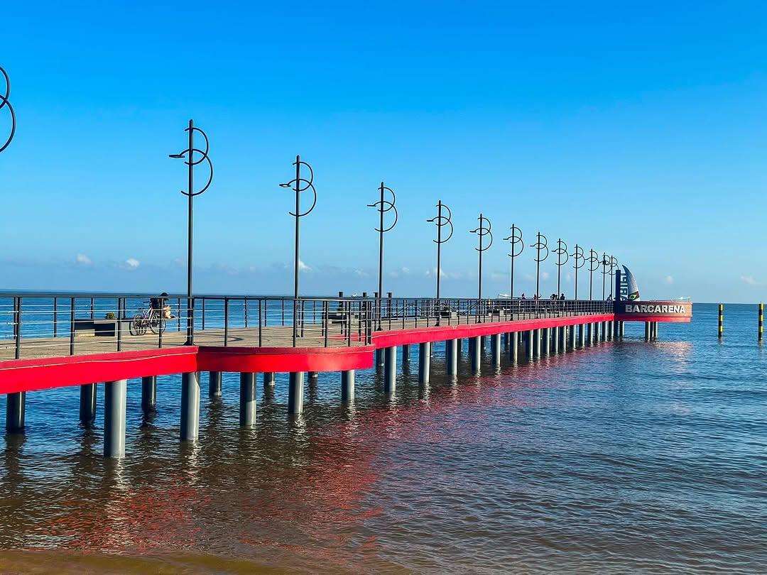 Poste de iluminação é derrubado por vândalo no píer da Praia do Caripi