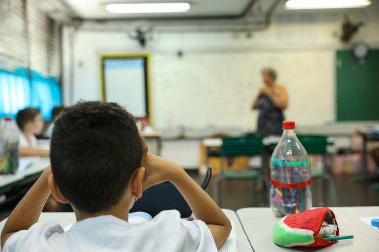 Governo abre canal para sugestões sobre uso de IA na educação
