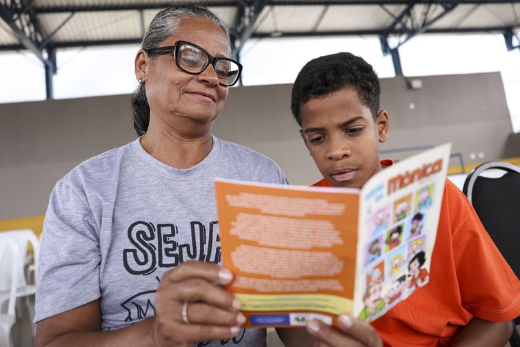 Convívio entre gerações é receita contra etarismo, aponta especialista