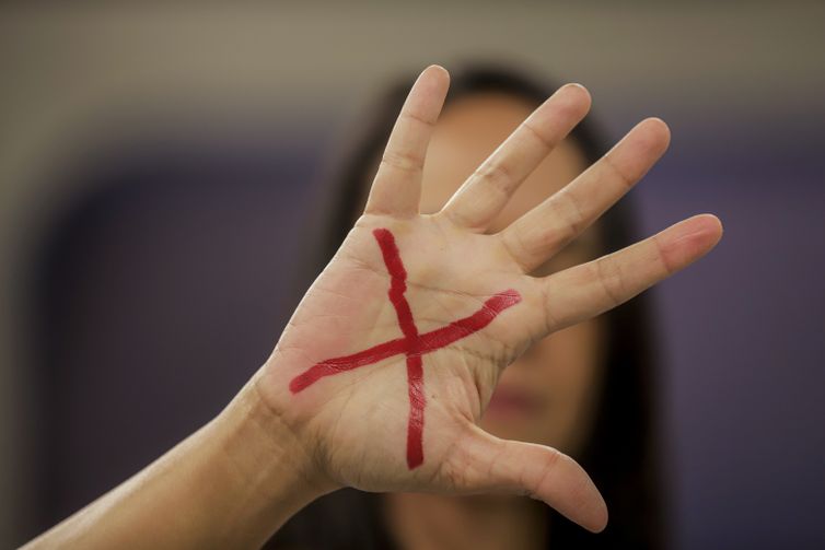 Mais de 70% das agressões contra mulheres têm testemunhas, diz estudo