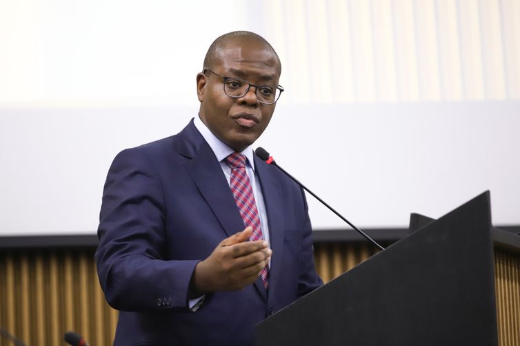 PF indicia ex-ministro Silvio Almeida por importunação sexual