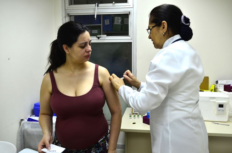 Saiba como será oferta de vacina que previne bronquiolite em bebês