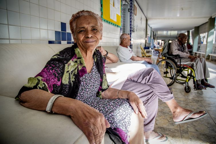 Tema da redação do Enem ajuda a debater etarismo, dizem professores