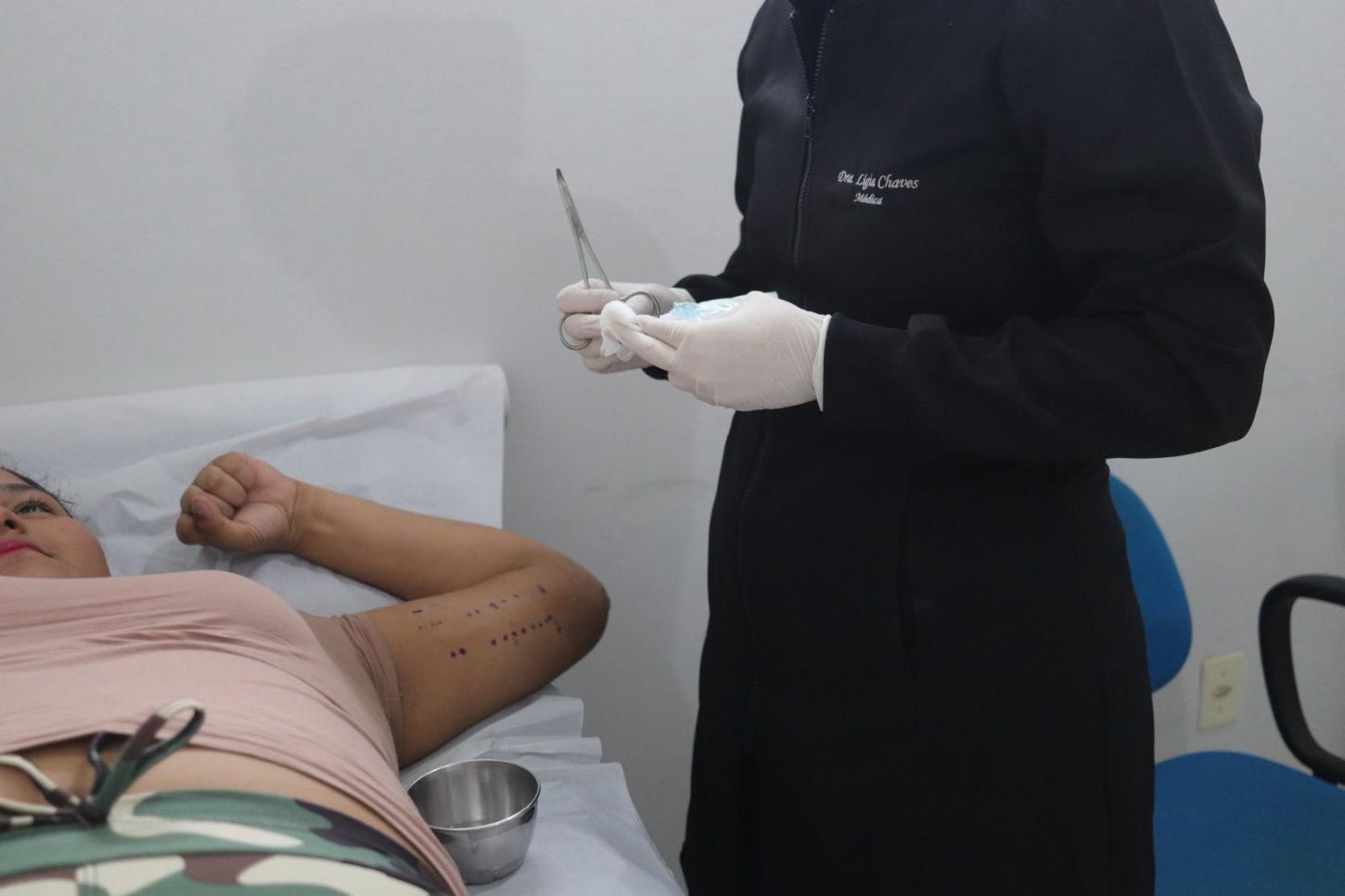 O Implanon é um dispositivo inserido sob a pele do braço, com eficácia de até três anos. A estratégia integra as ações da Atenção Primária à Saúde (APS), permitindo que o atendimento seja feito de forma descentralizada e mais próxima da população.