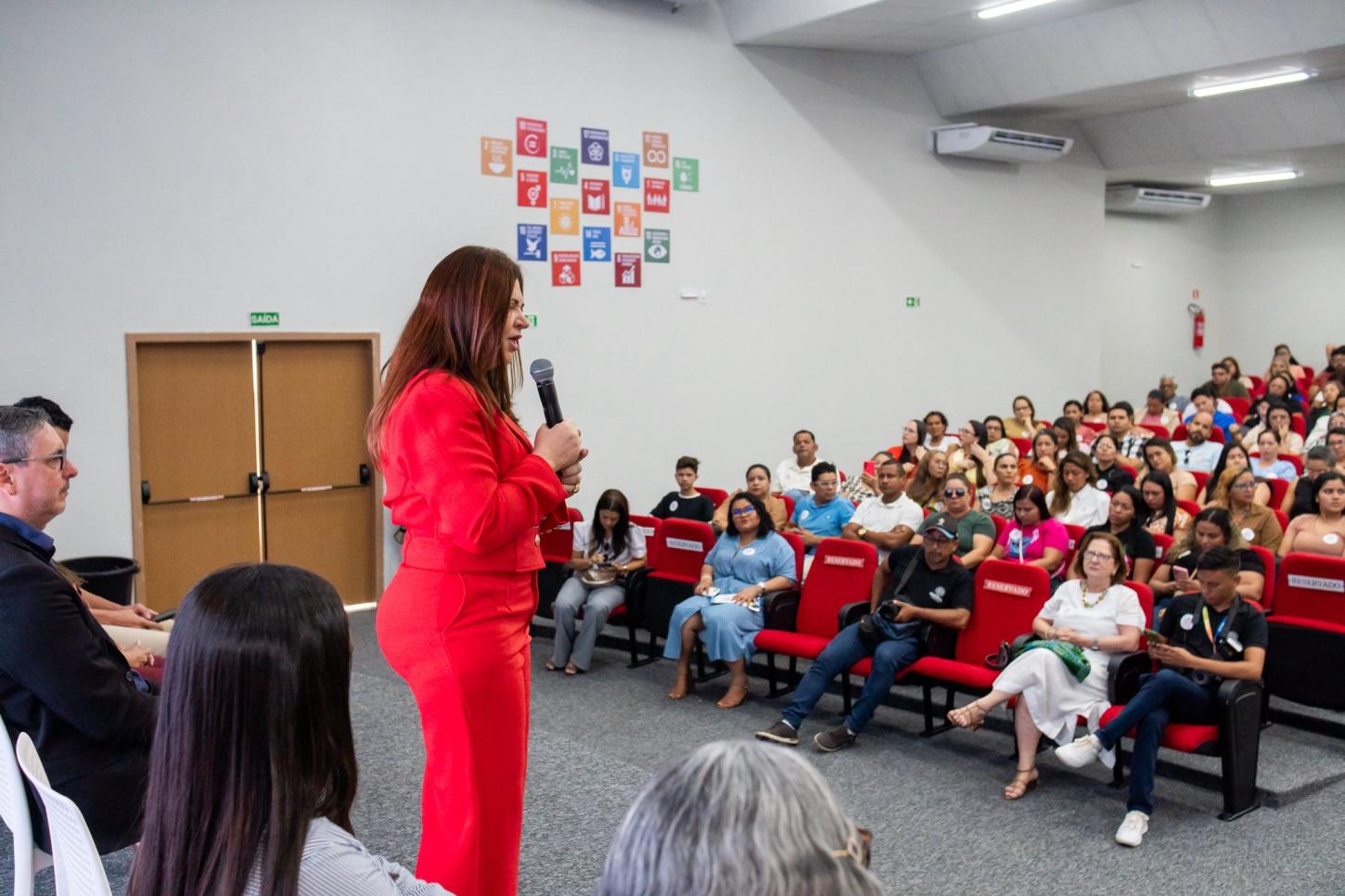 A vice-prefeita Cristina Vilaça também enfatizou a importância do convívio familiar na formação de vínculos e no desenvolvimento saudável durante a infância.