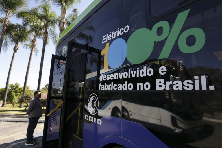 Projeto cria política nacional para eletrificar frota de ônibus e caminhões no Brasil