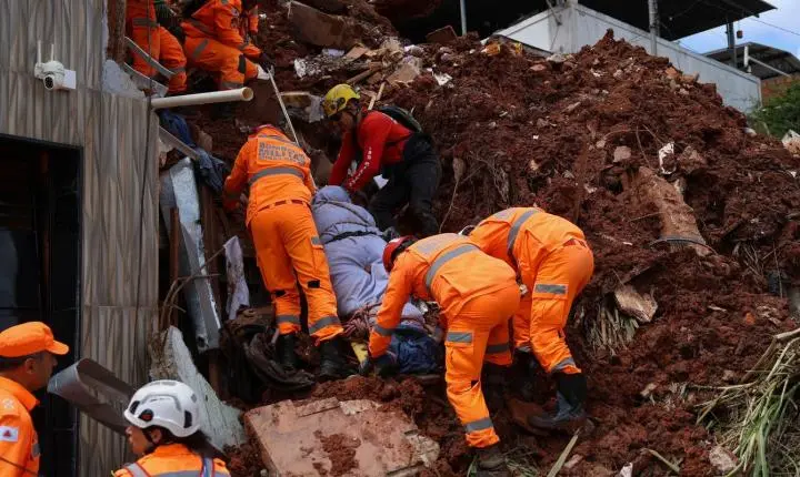 Chuva mata 55 pessoas e mobiliza oito frentes de resgate em Minas