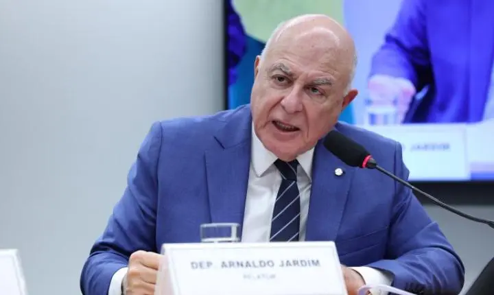 Pedido de vista adia votação da proposta que aumenta repasses federais para municípios