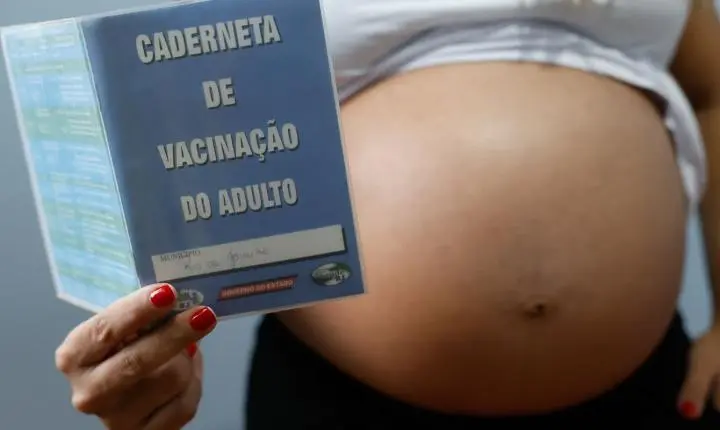 Resistência às vacinas contra gripe e covid coloca gestantes em risco